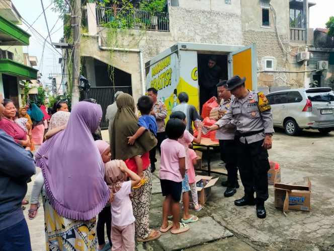 
 Sasar Slum Area, Polisi Bagikan Nasi Pada Warga Yang Membutuhkan