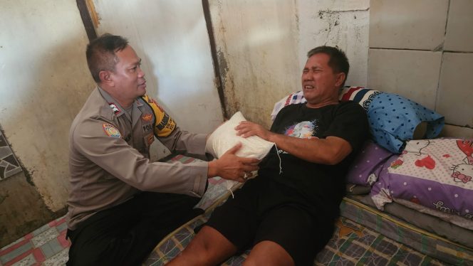 
 Polsek Jatinegara Beri Bantuan Sembako Kepada Warganya Yang Sakit