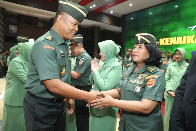 
 Wakasad Terima Laporan Kenaikan Pangkat 46 Pati TNI AD, Salah Satunya Mayjen Kowad Pertama