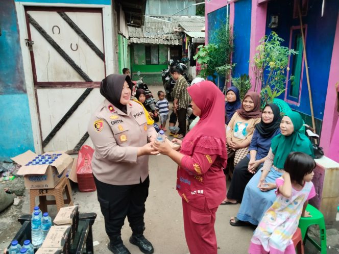 
 300 Paket Makan Siang Dibagikan Polres Metro Jakarta Timur Kepada Warga
