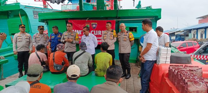 
 Polres Pelabuhan Tanjung Priok Gelar Kegiatan Jum’at Curhat di Dermaga Timur Pelabuhan Muara Baru