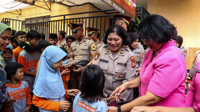 
 Polres Metro Jakarta Timur Bersama Bhayangkari Gelar Bakti Sosial di Panti Sosial Asuhan Anak Putra Utama 1 Klender