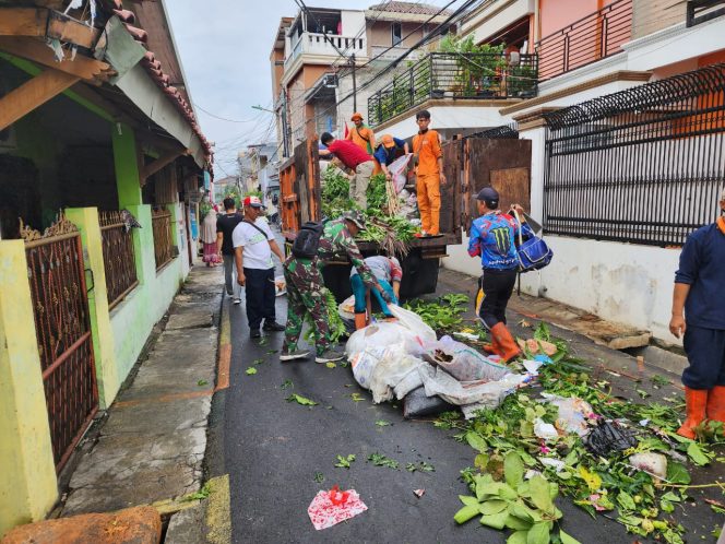 
 Minggu Bersih, Babinsa Koramil Matraman Bantu Warga Kerja Bakti