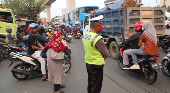 
 Kanit Lantas Polsek Cakung Gelar Kegiatan Rutin Pengaturan Lalin Dan Urai Kepadatan Kendaraan