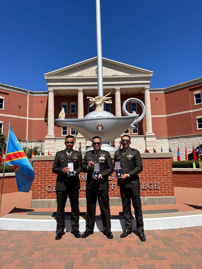 
 Tiga Perwira TNI AD Raih Prestasi di US Army Command and General Staff College