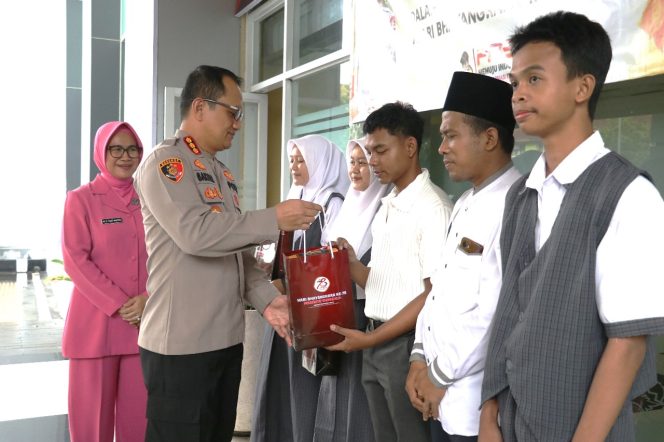 
 Kapolresta Tangerang Berikan Bantuan Beasiswa Kepada Anak Berprestasi