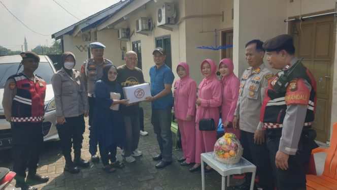 
 Polsek Makasar Laksanakan Anjangsana ke Anggota yang Sakit Menahun