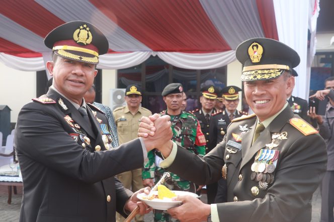 
 Wujud Sinergitas TNI-POLRI, Korem 051/Wkt Berikan Nasi Tumpeng sebagai Ucapan HUT Bhayangkara KE-78