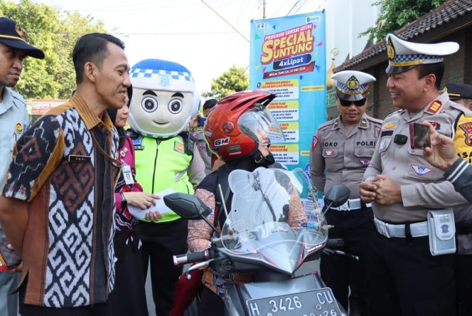 
 Satlantas Polres Kendal Sosialisasi Operasi Patuh Candi 2024 Bagi Brosur dan Helm Gratis