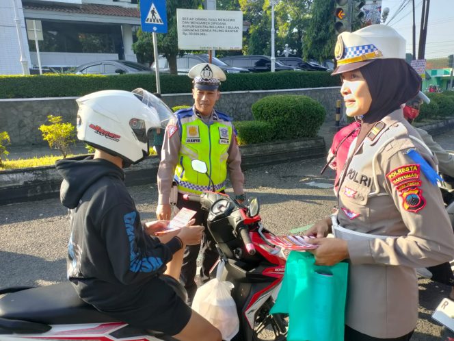 
 Sosialisasi Ops Patuh Candi 2024, Sat Lantas Polresta Banyumas Bagikan Brosur dan Pamflet