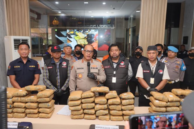 
 Polres Metro Jakarta Utara Gagalkan Peredaran 77 kg Ganja