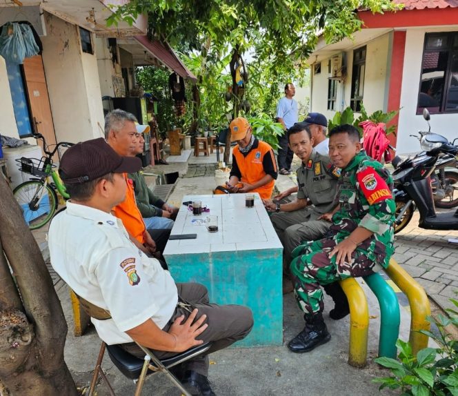 
 Tingkatkan Keamanan Lingkungan, Sertu Bambang Komsos bersama Security