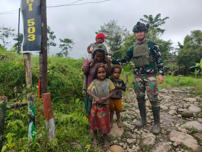 
 Rosita Satgas TNI di Kampung Ulunmu, Bahagiakan Mama Papua