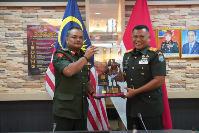 
 Danrem 121/Abw Terima Cenderamata Persahabatan Antar Negara