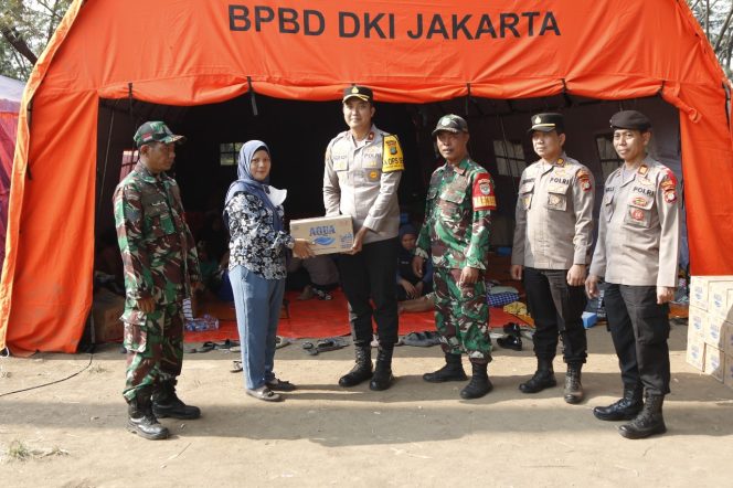 
 Pasca Kebakaran di Penjaringan, Polisi Beri Bantuan dan Trauma Healing