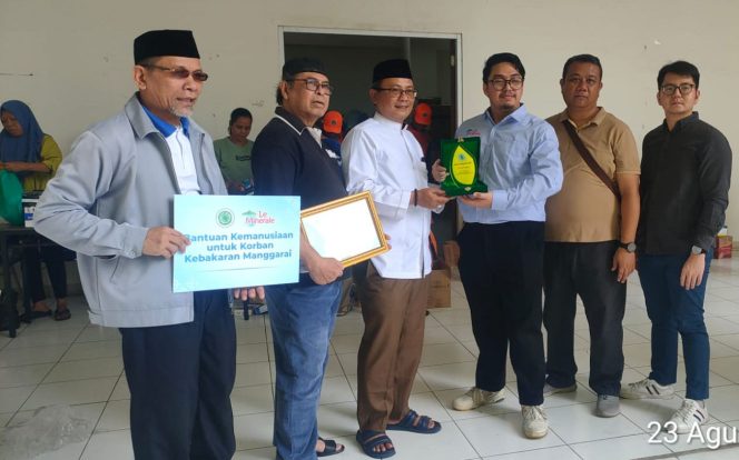 
 MUI Jakarta Dan PT Mayora Berikan Bantuan 2.600 Air Galon Mineral ke Korban Kebakaran di Manggarai