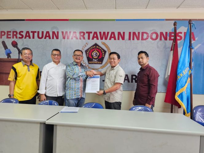 
 Ketua PWI DKI Jakarta Serahkan SK Penunjukan Ketua Pokja Jakarta Barat
