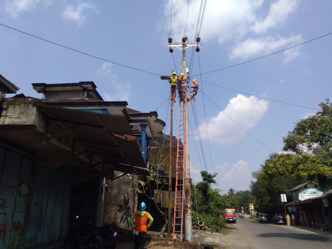 
 Dalam rangka meningkatkan pelayanan kepada Masyarakat Perusahaan Listrik Negara ( PLN ) adakan Rekontruksi Jaringan