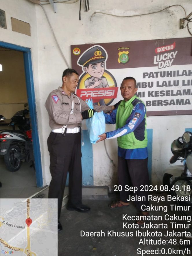 
 Jumat Berkah, Unit Lantas Cakung Restro Jaktim Bagikan Sembako