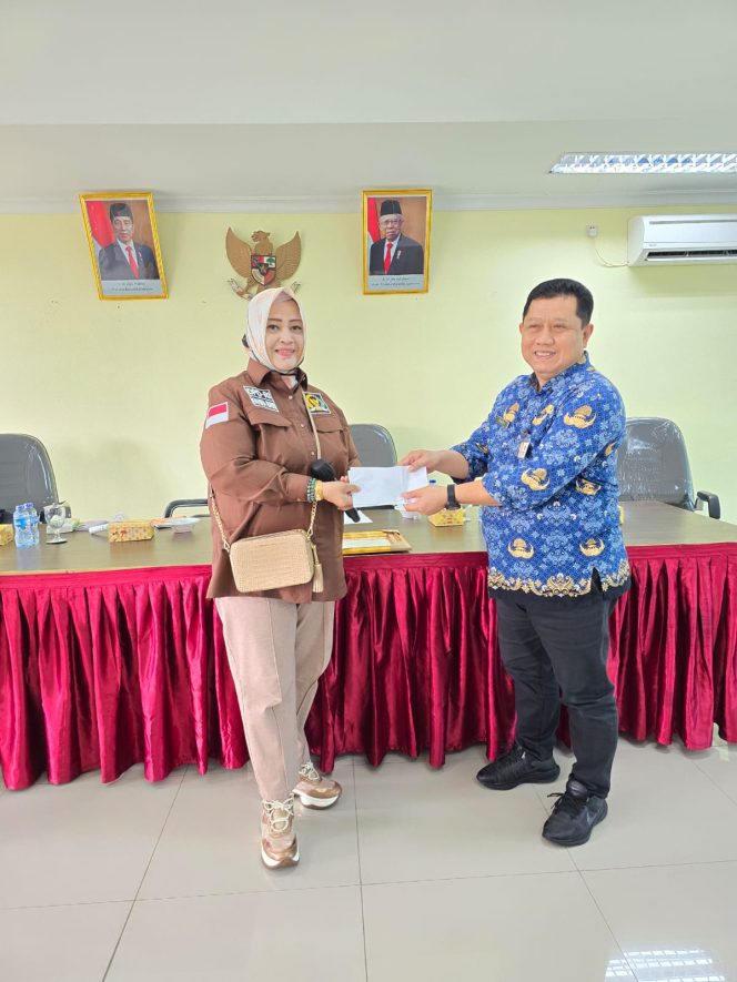 
 DPD DKI Jakarta Fahira Idris, Tampung Aspirasi Warga Duri Kosambi Dan Berikan Piagam Penghargaan