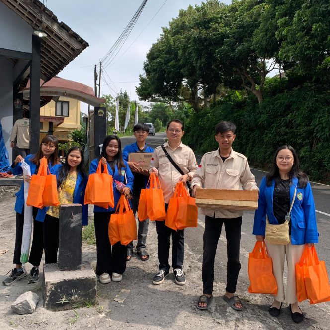 
 Ikut Sukseskan Program Asta Cita: POSKO 3 KKN STABN Sriwijaya 2024 bagikan susu dan biskuit kepada balita di desa Kalimanggis Temanggung