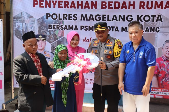 
 Polres Magelang Kota Serahkan Kunci Hasil Bedah Rumah dan Pemberian Tali Asih kepada Warga Kelurahan Kemirirejo