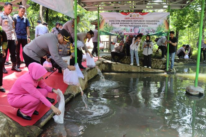 
 Polres Magelang Kota Tebar Bibit Ikan Nila Dukung Program Asta Cita Presiden RI