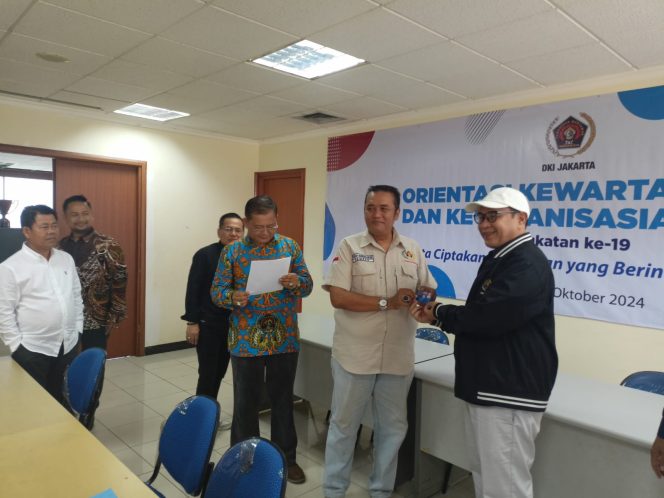 
 Ketum PWI Pusat Serahkan KTA Biasa Anggota PWI Jaya