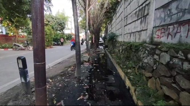 
 Permukiman Langganan Banjir, LMK RW 03 Cengkareng Timur Berharap Sudin SDA Bereskan Saluran Air di Pakuwon