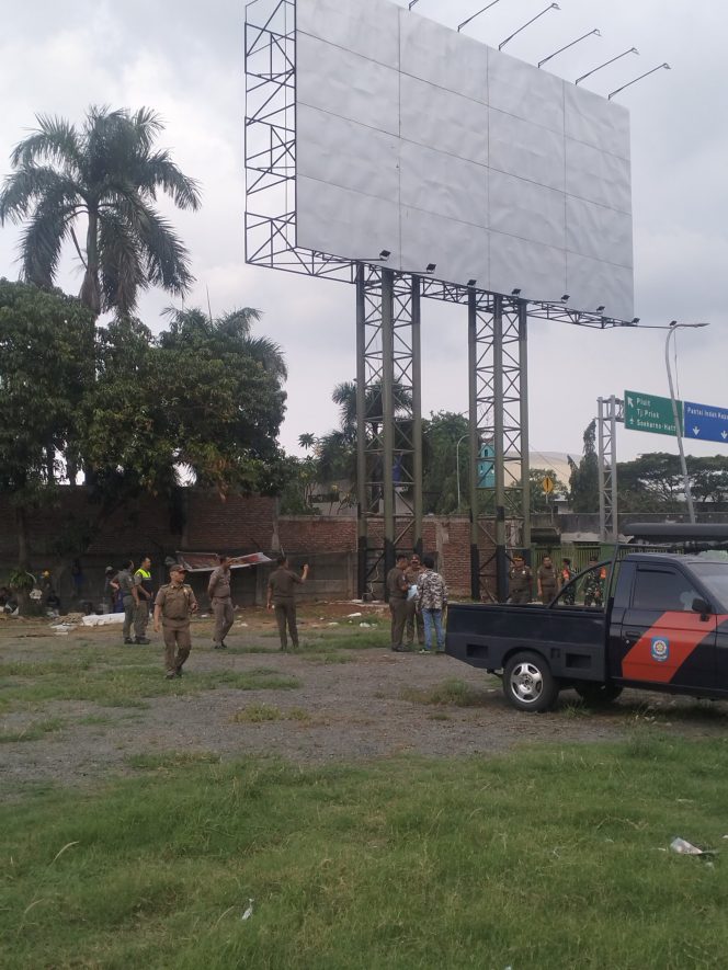 
 Satpol PP DKI Jakarta Segel Reklame yang Belum Mengantongi Izin di Kalideres Jakarta Barat