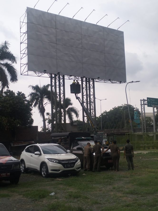 
 Satpol PP DKI Jakarta ‘Mencla Mencle’ Soal Pembongkaran Reklame ilegal di Cengkareng, Pj Gubernur Harus Evaluasi