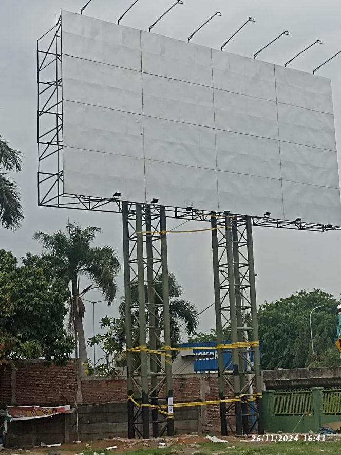 
 Satpol PP DKI Jakarta Tak Tegas, Reklame Ilegal Lolos Penindakan