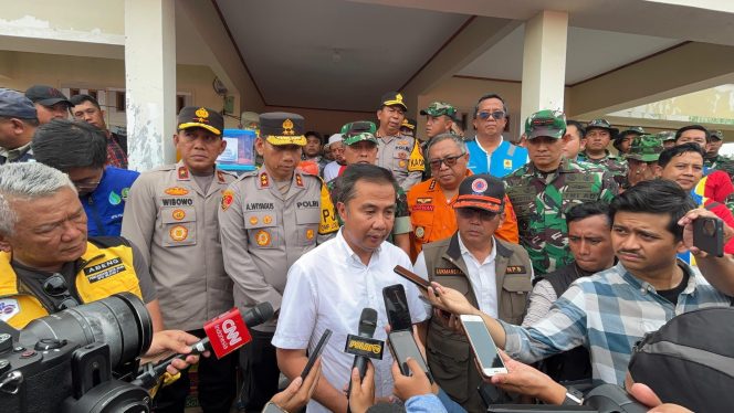 
 Kapolda Jabar Tinjau Lokasi Bencana di Sukabumi dan Salurkan Bantuan