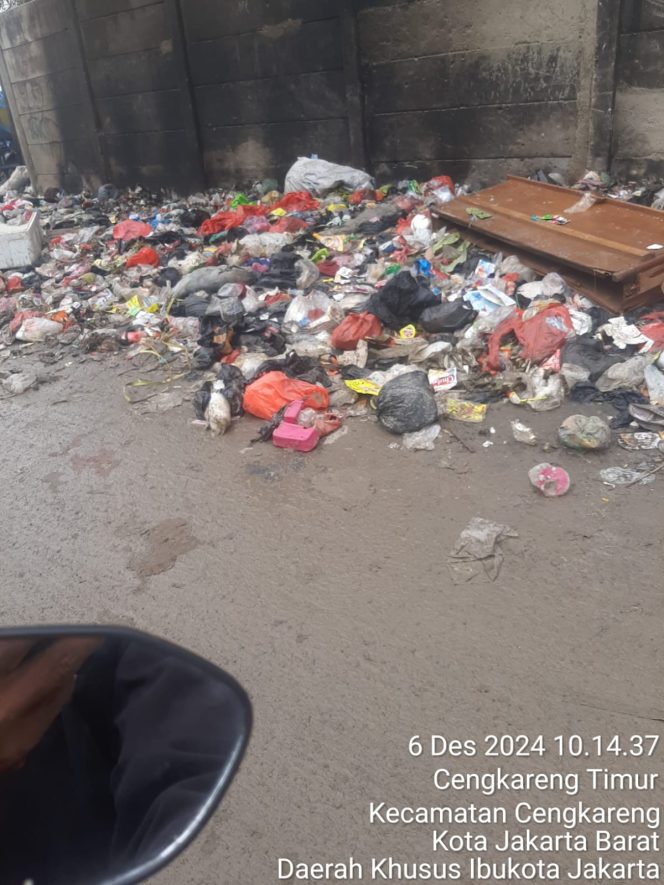 
 Warga Keluhkan Sampah Dibuang Sembarangan di Jalan Kebon Jahe, Cengkareng Timur