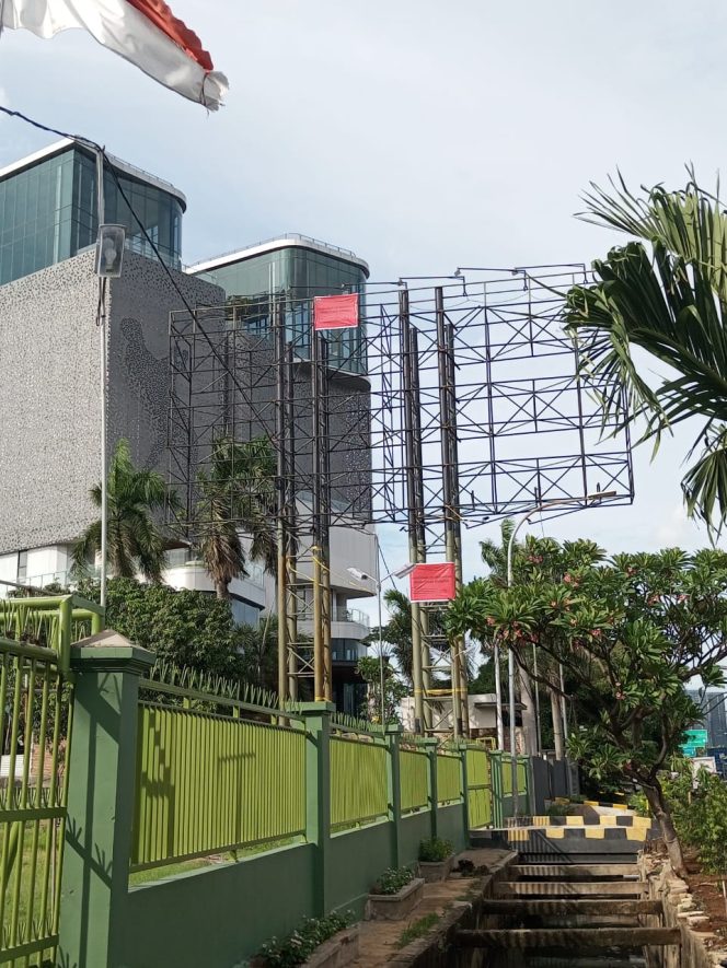 
 Reklame Ilegal di Jakarta Barat: Pembongkaran yang Gagal dan Dugaan Permainan Birokrasi
