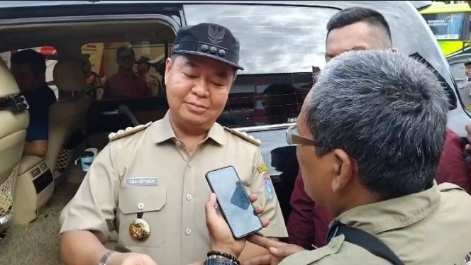 
 Pj Gubernur Jakarta Janji Copot Reklame Ilegal di Jakarta Barat, Satpol PP Harus Bertindak Cepat