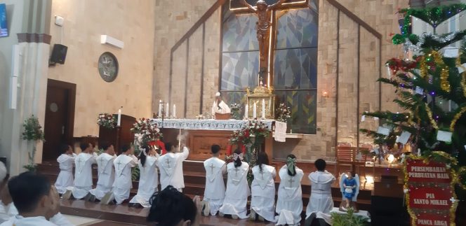 
 Ribuan Umat Kristiani Rayakan Ibadah Malam Natal di Gereja Magelang