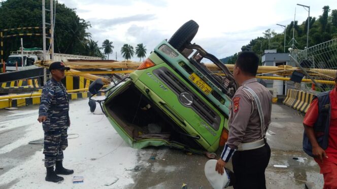 
 Truk Bermuatan Tepung Terguling di Pelabuhan Bakauheni