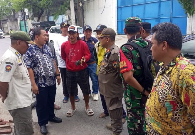
 Tiga Pilar Kelurahan Kapuk Laksanakan Pembongkaran Bangunan di Atas Saluran Air