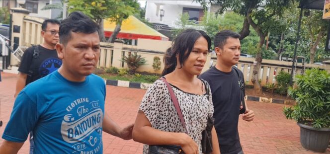 
 Viral Waria Ngamuk Tak Terima Diberi Rp1 Ribu, Kini Diamankan Polsek Kembangan