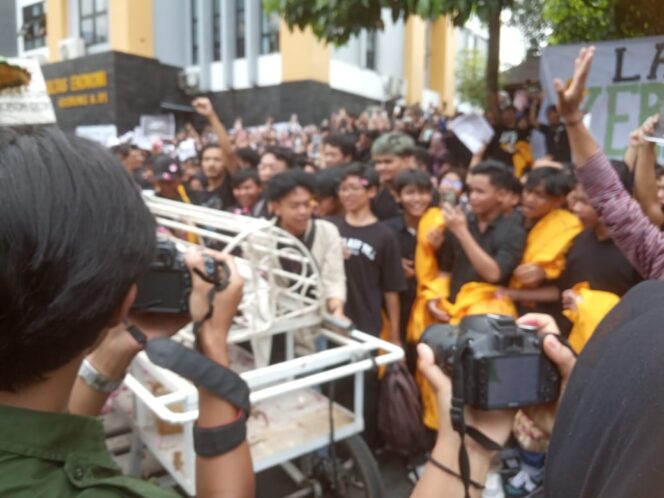
 Ratusan Mahasiswa Universitas Tidar Magelang dari berbagai Fakultas menggelar unjuk rasa di halaman Kampus