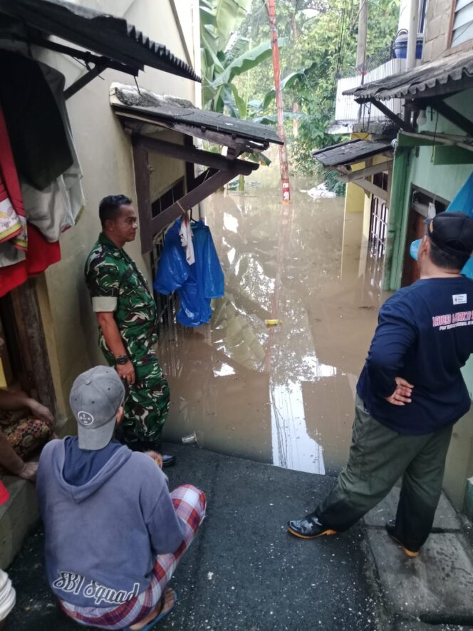 
 Babinsa Kramat Jati Bantu Warga Mengatasi Musibah Banjir