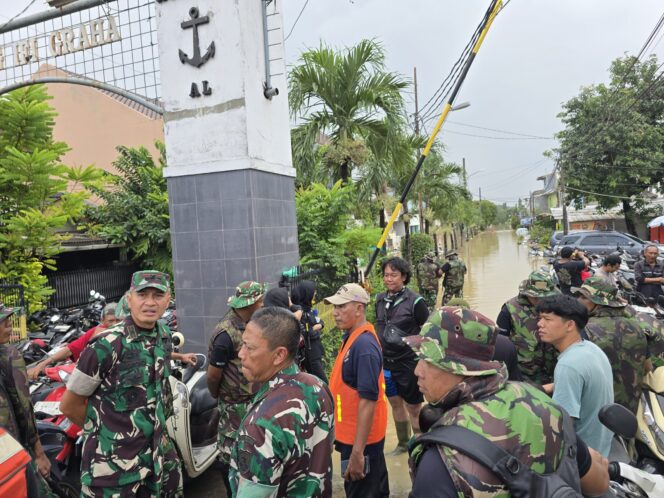 
 DANREM 051/WKT Pimpin Langsung Evakuasi Banjir di Bekasi, TNI Kerahkan Perahu Karet Selamatkan Ribuan Warga