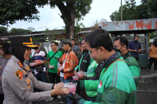 
 Kapolres Magelang Kota Bagikan 200 Takjil kepada Warga di Seputaran Alun-Alun