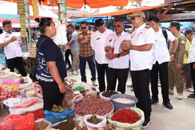 
 Bupati dan Wakil Bupati Tapanuli Utara Gelar Operasi Pasar Jelang Idul Fitri 1446 H