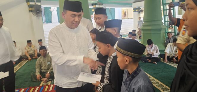 
 Walikota Jakarta Barat Berikan Santunan kepada Anak Yatim di Masjid Al-Mansur