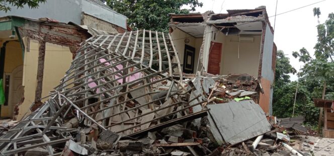 
 Dua Rumah Warga Rusak Berat Akibat Pergerakan Tanah di Purwakarta
