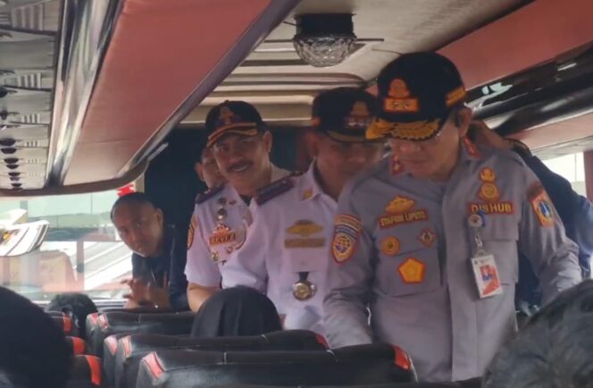 
 Kepala Dinas Perhubungan DKI Jakarta Tinjau Persiapan Angkutan Mudik Lebaran 2025 di Terminal Kalideres