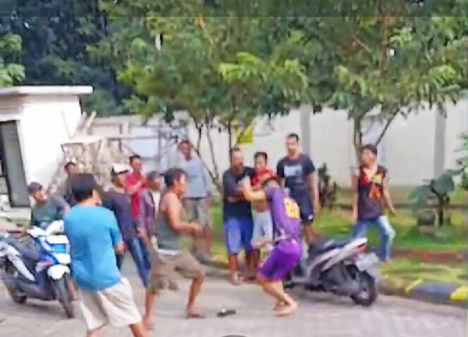 
 Anggota TNI dan Satuan pengamanan ( Satpam) Perumahan Rayyan Residen Jadi korban Pembacokan Tukang Pencari Jamur