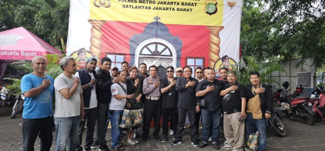 
 Semangat Ramadan, PWI Jakarta Barat Bagikan Takjil dan Bingkisan Lebaran